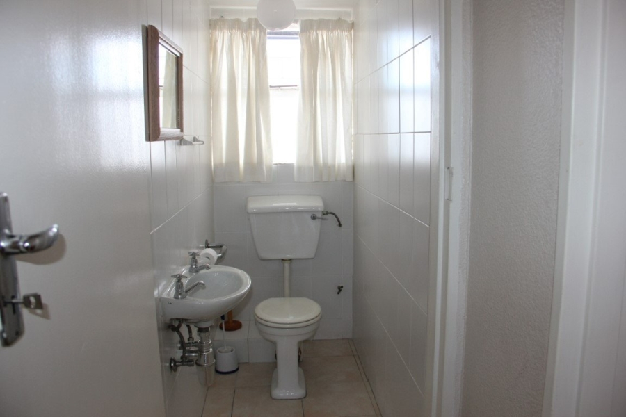 To Let 2 Bedroom Property for Rent in Somerset West Western Cape